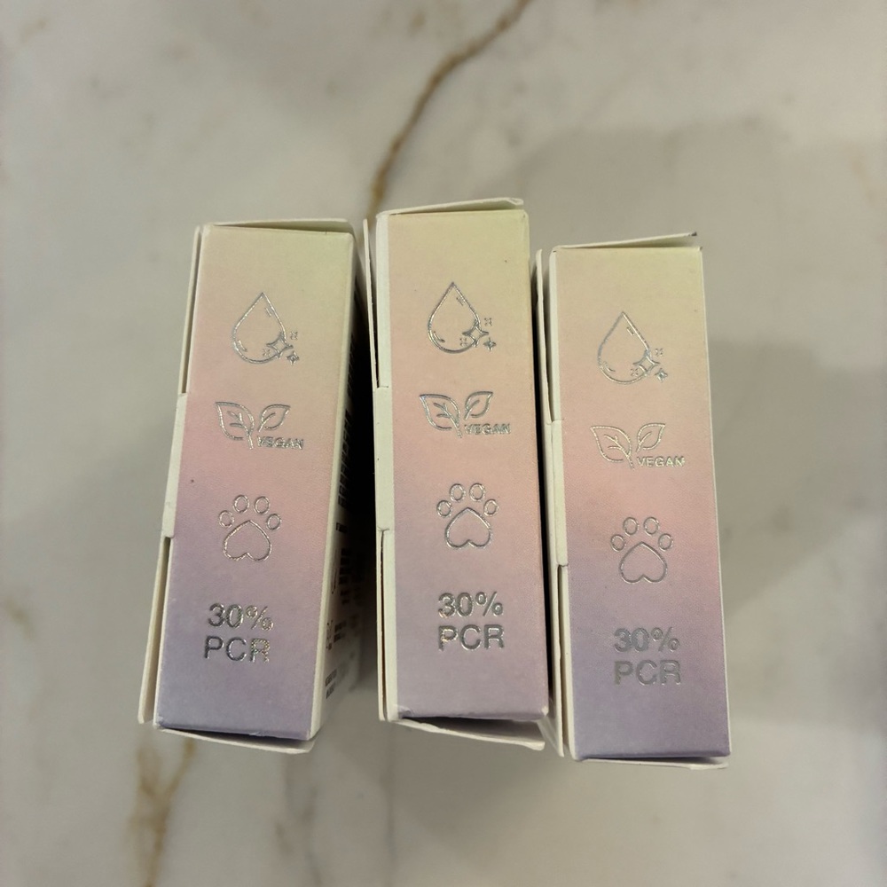 Huda Glowish beauty bronzing powder in Tan Light. Brand new! Famous makeup! - Picture 8 of 8